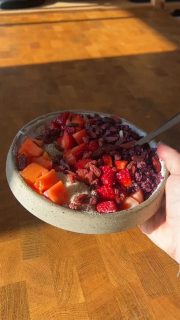 [ANZElGE] Bowl of the Day: Açaì Quark Jogurt Bowl 🍓🫐

Wenn ihr die Bowl nachmachen wollt: Die Special Zutaten (z. B. Açaí, Flavour & Co.) findet ihr bei @prozisdeutschland

Kommentiere mit „Bowl“ und ich schicke dir meine Must haves! 💌

Mit meinem Code 💜 PEACHSTYLES 💜 spart ihr 10 Prozenti bei @prozis 

Diese nährstoffreiche Bowl, sieht nicht nur gut aus, sondern auch richtig lange satt hält. Das ist drin:

Quark + Joghurt (Basis)
✔️ Viel Protein → hält lange satt
✔️ Gut für Muskeln & Regeneration
✔️ Cremig & leicht zugleich

Açaí-Pulver
✔️ Reich an Antioxidantien
✔️ Gut für Haut & Zellen
✔️ Natürlicher Energy-Boost

Flohsamenschalen
✔️ Ballaststoffreich
✔️ Unterstützt die Verdauung
✔️ Sättigt nachhaltig

Erdbeeren
✔️ Vitamin C Boost
✔️ Frisch & knackig
✔️ Unterstützt das Immunsystem

Papaya
✔️ Gut für die Verdauung (Enzyme)
✔️ Vitaminreich
✔️ Leicht & erfrischend

Açaí-Granola
✔️ Kohlenhydrate für Energie
✔️ Sorgt für den perfekten Crunch
✔️ Macht die Bowl vollwertig

Goji-Beeren
✔️ Reich an Antioxidantien
✔️ Gute Quelle für Vitamin C & Eisen
✔️ Leicht süß → natürlicher Geschmackskick

Speichern nicht vergessen für später ✨

Eure Lydia - @peachstyles 

#bowl #protein #natürlich #açaí