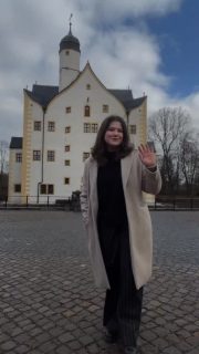 Ich war heute bei den Klaffenbacher Genusstagen (EVENT ANZEIGE) und habe mir bewusst Zeit genommen, wirklich jeden Stand zu entdecken. Und was soll ich sagen: Es war ein einziges großes Probieren, Staunen und Genießen. 🫶🏻✨
Gestartet bin ich bei @dresdnerberle – der Hartkäse wurde mir direkt auf die Hand gehobelt. Und als hätte es so sein sollen, habe ich direkt eine Berle für zu Hause gewonnen. Bei Käse Fritz durfte die „Wilde Hilde“ auch noch mit. 🧀
Im ganzen Schloss gab es spannende Liköre, Whiskys und besondere Tropfen zu entdecken – unter anderem bei @weingutherzer @der_gute_tropfen @brauerei_fiedler und @fliege52.de
Mein persönliches Highlight in dem Bereich: @chocolate_in_a_bottle_de – das müsst ihr probieren. 🍫🥃
Frisches Brot gab es beim Brotsommelier Tino von der @baeckerei.noennig – perfekt kombiniert mit Nussmus von @purenuss Alles mit Liebe zum Handwerk hergestellt.
In der süßen Ecke habe ich bei @holunderundco @klatteis bei @damaskonditorei und bei @baeckerei_seifert genascht. Die Macarons von @pieces.d.or aus Plauen genieße ich jetzt ganz in Ruhe zu Hause. Jeder einzelne handgemacht und besonders. 💖
Für alle Schokoladenfans: @dresdner_schokoladenhandwerk und @chocodelsol sind Pflichtprogramm. 🍫
Und das war längst nicht alles. Von @miriquidi_sauerteig_pasta @vogtlandaronia bis hin zur @genussmanufakturerzgebirge – hier steckt so viel Regionalität, Kreativität und echtes Handwerk drin.
Morgen freue ich mich auf den Kochkurs bei @lanssoulkitchen und weitere Tastings. 🍜🍷
Wenn ihr aus der Region kommt und Lust auf ein genussvolles Wochenende habt: Die Genusstage laufen noch das ganze Wochenende im @wasserschloss_klaffenbach ☺️
Kommt vorbei, probiert euch durch und lernt die Menschen hinter den Produkten kennen. Genau das macht dieses Event so besonders. ✨
#wasserschlossklaffenbach #klaffenbachergenusstage #chemnitz #erzgebirge #foodie