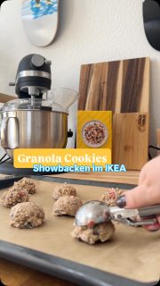 [ANZElGE] Samstag wird gebacken und zwar nicht irgendwo, sondern im @ikeachemnitz 💛🍪 

Am 07. März bin ich live von 10 bis 16 Uhr vor Ort und ihr könnt meine frisch gebackenen IKEA HJÄLTEROLL Cookies probieren. Knusprig außen, weich im Kern und mit geschmolzener Schokolade on top. Dazu bekommt ihr Coupons für die Küchenutensilien & Geschirr-Abteilung 🛒

Und es kommt noch besser: Ihr habt hier die Chance, euch einen von zwei 50 € Gutscheinen für IKEA Chemnitz zu sichern 🎁

So nehmt ihr teil:

✔️ Folgt IKEA Chemnitz und mir
✔️ schreibt in die Kommentare, ob wir uns am Samstag dort sehen.

Idealerweise könnt ihr euch den Gutschein dann direkt vor Ort bei mir abholen. Ich bin gespannt, wen ich alles treffe 💛

Rezept: IKEA HJÄLTEROLL Cookies

Knuspriges Granola trifft auf soften Cookieteig. Schnell gemacht, gelingsicher und perfekt zum Teilen.

Zutaten

100 g HJÄLTEROLL Müsli
100 g weiche Butter
40 g brauner Zucker
1 Ei (Größe M, Zimmertemperatur)
120 g Weizenmehl (Typ 405)
3 g Backpulver
1 Prise Salz
100 g geschmolzene Zartbitterschokolade

So geht’s

1️⃣ Ofen auf 180 °C Ober-/Unterhitze vorheizen und ein Backblech mit Backpapier auslegen.

2️⃣ Butter und Zucker 1–2 Minuten cremig rühren. Ei zugeben und glatt unterrühren.

3️⃣ Mehl, Backpulver und Salz mischen, zur Buttermasse geben und kurz verrühren. Granola unterheben.

4️⃣ Teig zu ca. 13 Kugeln formen und mit etwas Abstand aufs Blech legen. 10–13 Minuten backen, bis die Ränder goldbraun sind und die Mitte noch weich ist. Kurz abkühlen lassen und mit geschmolzener Schokolade und etwas Müsli dekorieren 🍫

Ich freue mich riesig auf Samstag. Kommt vorbei, probiert einen Cookie und sichert euch euren Coupon. 🤍

Viel Erfolg beim Gewinnspiel 🍀

Eure Lydia – @peachstyles 🍑 

Das Gewinnspiel läuft bis 06.03.2026. Die Gewinner werden per Direktnachricht informiert. Teilnahme ab 18 Jahren. Keine Verbindung zu Instagram.

#IKEA #Chemnitz #GranolaCookies #Backevent #Rezept