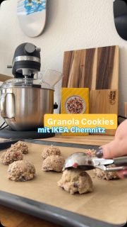 [ANZElGE] Samstag wird gebacken und zwar nicht irgendwo, sondern im @ikeachemnitz 💛🍪 

Am 07. März bin ich live vor Ort und ihr könnt meine frisch gebackenen IKEA HJÄLTEROLL Cookies probieren. Knusprig außen, weich im Kern und mit geschmolzener Schokolade on top. Dazu bekommt ihr Coupons für die Küchenutensilien & Geschirr-Abteilung 🛒

Und es kommt noch besser: Ihr habt hier die Chance, euch einen von zwei 50 € Gutscheinen für IKEA Chemnitz zu sichern 🎁

So nehmt ihr teil:

✔️ Folgt IKEA Chemnitz und mir
✔️ schreibt in die Kommentare, ob wir uns am Samstag dort sehen.

Idealerweise könnt ihr euch den Gutschein dann direkt vor Ort bei mir abholen. Ich bin gespannt, wen ich alles treffe 💛

Rezept: IKEA HJÄLTEROLL Cookies

Knuspriges Granola trifft auf soften Cookieteig. Schnell gemacht, gelingsicher und perfekt zum Teilen.

Zutaten

100 g HJÄLTEROLL Müsli
100 g weiche Butter
40 g brauner Zucker
1 Ei (Größe M, Zimmertemperatur)
120 g Weizenmehl (Typ 405)
3 g Backpulver
1 Prise Salz
100 g geschmolzene Zartbitterschokolade

So geht’s

1️⃣ Ofen auf 180 °C Ober-/Unterhitze vorheizen und ein Backblech mit Backpapier auslegen.

2️⃣ Butter und Zucker 1–2 Minuten cremig rühren. Ei zugeben und glatt unterrühren.

3️⃣ Mehl, Backpulver und Salz mischen, zur Buttermasse geben und kurz verrühren. Granola unterheben.

4️⃣ Teig zu ca. 13 Kugeln formen und mit etwas Abstand aufs Blech legen. 10–13 Minuten backen, bis die Ränder goldbraun sind und die Mitte noch weich ist. Kurz abkühlen lassen und mit geschmolzener Schokolade und etwas Müsli dekorieren 🍫

Ich freue mich riesig auf Samstag. Kommt vorbei, probiert einen Cookie und sichert euch euren Coupon. 🤍

Viel Erfolg beim Gewinnspiel 🍀

Eure Lydia – @peachstyles 🍑 

Das Gewinnspiel läuft bis 06.03.2026. Die Gewinner werden per Direktnachricht informiert. Teilnahme ab 18 Jahren. Keine Verbindung zu Instagram.

#IKEA #Chemnitz #GranolaCookies #Backevent #Rezept