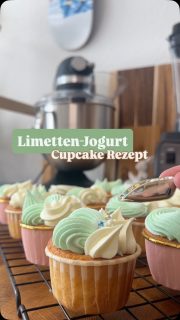 ANZElGE | Jogurt-Limetten-Cupcakes 🍋🧁

Frisch, saftig und mit einer angenehmen Limettennote. Diese Cupcakes sind perfekt für den kleinen Frischekick zwischendurch. Leicht im Teig und wunderbar aromatisch, lassen sie sich einfach zubereiten und sind perfekt für jede Gelegenheit 😍🌿

Zum Servieren braucht ihr nur eine leichte Limetten-Glasur aus Puderzucker & Limettensaft hinzufügen oder ihr verwandelt sie mit einer leckeren Füllung & Creme Topping in hübsche Cupcake. Mein Tipp: Erdbeer-Lime Curd & Zitronen-Paradiscreme, so geht’s flott & sie werden noch frischer und fruchtiger ✨🍋

Zutaten (für ca. 12 Cupcakes)

2 Eier
100 g Zucker
Abrieb von 2 Bio-Limetten
Saft von 1 Limette
100 ml Sonnenblumenöl
150 g Naturjogurt
200 g Mehl
1 TL Backpulver
Prise Salz

So geht’s:

1️⃣ Den Ofen auf 180 °C Ober-/Unterhitze vorheizen und ein Muffinblech mit Papierförmchen auslegen
2️⃣ Eier und Zucker cremig schlagen, bis die Masse hell und fluffig ist. Limettenabrieb hinzufügen
3️⃣ Limettensaft, Öl & Jogurt vorsichtig unterrühren
4️⃣ Mehl, Backpulver und Salz mischen und kurz unter die feuchte Masse heben, bis ein glatter Teig entsteht
5️⃣ Teig gleichmäßig auf die Förmchen verteilen und ca. 18–20 Minuten backen (Stäbchenprobe machen)
6️⃣ Aus dem Ofen nehmen, etwas abkühlen lassen und dann aus der Form nehmen

Viel Spaß beim Backen und Genießen 😋

Eure Lydia - @peachstyles 

#LimettenCupcakes #Cupcakes #bachen #rezept
