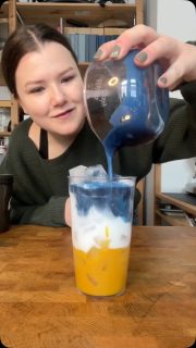 ANZElGE | Ich habe den gehypten Blue Matcha von @onegevity.club in die Finger bekommen und bin ehrlich: Ich liebe, wie unfassbar hübsch der ist und das war ein entscheidendes Argument! Allein dieser Farbverlauf … 10/10. 💙

Wenn ihr ihn testen wollt:

@onegevity.club 👉🏻 Mit OGLYDIA spart ihr 15 % 💙

Geschmacklich ist er super mild, mit einer leichten Vanillenote – ganz anders als klassischer Matcha. Er lässt sich auch richtig luftig aufschlagen! ☁️ Die Kombi aus macht ihn nicht nur optisch besonders, sondern auch inhaltlich:

💚 fokussierter, ruhiger Wachmacher dank Bio Ceremonial Grade Matcha

💙 Antioxidantien, Eisen & Vitamine durch die Mikroalge Spirulina

💛 Feine Geschmacksnoten dank Vanille

Perfekt, wenn man Bock auf eine kleine Wachmacher Routine hat, die sich gut anfühlt und dabei auch noch gut aussieht.

#bluematcha #matcha #spirulina #healthyfood