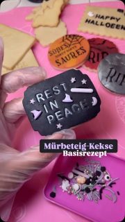 Süßes oder Saures? 🍬 Hier gibt’s Süßes und zwar in Form von Halloween-Keksen! 🕷️🎃

Ich probiere mich durch verschiedene Designs. Welches ist euer Favorit? 🕸️✨

Ob kleine Kürbisse oder Spinnennetze mit diesem simplen Mürbeteig klappt’s garantiert. 🍪

✨ Zutaten:

500 g Mehl
150 g Zucker
2 Eier
250 g Butter
1 Prise Salz

💡 Geheimtipp: Ersetze 100 g Mehl durch Speisestärke und nutze Puderzucker für besonders zarte Plätzchen!

So geht’s:
1️⃣ Alle Zutaten zu einem glatten Teig verkneten.
2️⃣ In Frischhaltefolie wickeln und etwa 30 Minuten kühlstellen.
3️⃣ Ausrollen, ausstechen und bei 180°C ca. 10 Minuten backen.

Danach kommt der kreative Teil: Ob Zuckerguss oder Fondant, die Kekse sind die perfekte Basis. Dann noch etwas Lebensmittelfarben und Streusel und losdekorieren!

#halloween #kekse #keksrezept #mürbeteig #backenmitliebe #peachstyles #halloweenbacken #plätzchenrezept #keksebacken #backidee #gruselkekse #halloweencookies #cookies #mürbeteig #halloweenideen