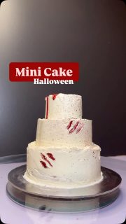 🩸✨ Halloween Mini-Torte – Vampir Edition! ✨🩸

Wie gefällt euch mein gruseliges Kuchendesign? 🧛‍♀️

Ich wurde damals von @fluffcups inspiriert, die mit diesem Look in die Halloween-Saison gestartet ist und ich musste es einfach ausprobieren! 🎂🕷️

Das war übrigens mein erster Mini Cake und ich liebe, wie viel Spaß es macht, so kleine Törtchen zu dekorieren. Ich denke es wird Zeit für eine neue Auflage! Vielleicht eine Weihnachtsedition? 😍

#halloweencake #gruselkuchen #halloween #minicake #peachstyles #backen #tortenliebe #buttercreme #cakedecorating #halloweenideen #diy