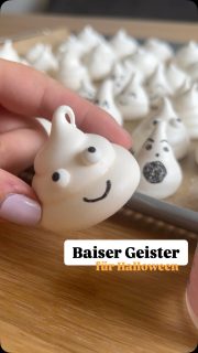 👻✨ Süße Baiser-Geister: das perfekte Last Minute Halloween-Mitbringsel! ✨👻

Suchst du noch nach einer schnellen Idee für Halloween?

Wie wäre es mit diesen kleinen Baiser-Geistern aus nur 2 Zutaten? Super einfach, süß und spooky zugleich! 💀🍭

Zutaten:
🥚 2 Eiweiß (Raumtemperatur)
🍬 70 g feiner Zucker

So geht’s:

1️⃣ Eiweiß in einer Metall- oder Glasschüssel steif schlagen und dabei nach und nach den Zucker einrieseln lassen, bis die Masse glänzt und Spitzen hält.

2️⃣ In einen Spritzbeutel mit runder Tülle füllen und kleine Häufchen auf ein mit Backpapier belegtes Blech spritzen – das werden eure Geister! 👻

3️⃣ Bei 90–100 °C Umluft ca. 60–90 Minuten trocknen lassen, bis sie außen fest sind.

4️⃣ Abkühlen lassen und mit Lebensmittelfarbstift oder Zuckerdeko kleine Gesichter aufbringen. 🖊️✨

Einfach, süß & das perfekte Halloween-Mitbringsel! 🧡

#Halloween #Backen #BaiserGeister #SüßesOderSaures #HalloweenMitbringsel #BackenMitLiebe #Peachstyles #Halloween2025 #Backidee