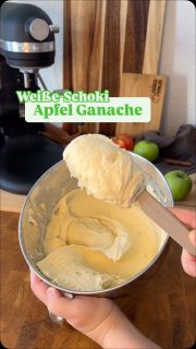 REZEPT: Weiße-Schokoladen-Apfel-Ganache 🍏🤍

Für meine Apfeltorte habe ich eine Apfel-Ganache angelehnt an das Rezept von @konstantinos_kvasilava zubereitet und kann euch sagen, die war der Hammer! Die Mischung aus Apfel und weißer Schokolade ist einfach perfekt für eine fruchtige, cremige Tortenmitte. 🤞✨

Ich hab vorsichtshalber die doppelte Menge vom Rezept gemacht, aber für eine 20 cm Torte oder z.B. auch eine Ganache reichen diese Zutaten aus :

4 grüne Äpfel
30 g brauner Zucker
15 g Honig
Saft von 1 Zitrone
400 g weiße Schokolade
40 g Butter (oder Sahne)
Optional: Zimt, Zitronen schalen, Abrieb und eine Prise Salz

So wird’s gemacht:

1️⃣ Äpfel klein würfeln und mit Zucker, Honig und Zitronensaft 50–60 Minuten bei mittlerer Hitze einkochen. Dazu am besten mit etwas Backpulver abdecken, damit sie schön dämpfen. Danach fein pürieren und nach Geschmack mit Zimt und Salz abschmecken.

2️⃣ Weiße Schokolade im Wasserbad schmelzen, das Apfelpüree dazugeben, alles nochmal pürieren und anschließend die Butter unterrühren, bis die Masse cremig ist.

3️⃣ Ab in den Kühlschrank, am besten über Nacht. Am Morgen sollte die Ganache fest sein und du kannst sie aufschlagen. Hier kannst du bei Bedarf auch noch etwas Sahne zugeben und die Ganache ganz nach deinen Wünschen verwenden.

Die restlichen Rezepte für die Torte folgen natürlich noch! Also bleibt gern dran! 🍰🍏

Eure Lydia | @peachstyles

#Torte #Ganache #AppleGanache #Rezept #Torte #backen #Hobbybäckerin