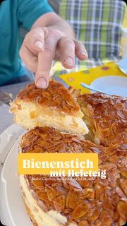 REZEPT: Bienenstich mit Hefeteig 🐝 

Fluffiger Hefeteig, crunchy Mandel-Topping und eine richtig schöne Vanillecreme. Genau so muss Bienenstich sein. 🥰

Natürlich habe ich mein allseits beliebtes Hefeteig Rezept verwendet und diesmal nicht extra mitgefilmt – sorry! Ihr findet es aber hier verknüpft. ☺️ 

Zutaten Hefeteig
375 g Mehl
180 ml lauwarme Milch
1/2 Hefewürfel
60 g Zucker
50 g weiche Butter
1 Prise Salz
1 Ei

Zutaten Topping
100 g Butter
80 g Zucker
ca. 50 g Honig
1 Prise Salz
200 g gehobelte Mandeln
ca. 50 ml Sahne
2 Eier (Zimmertemperatur)

Zutaten Füllung
400 ml Milch
60 g Zucker
1 Päckchen Vanillepuddingpulver
Mark einer Vanilleschote (optional)
250 ml Sahne
1 Päckchen Sahnesteif

Zubereitung

1️⃣ Hefe und 1 TL Zucker in die Lauwarme Milch einrühren und 10 Minuten stehen lassen.

2️⃣ Hefemischung in eine Kuhle im Mehr geben und mit Mehl bedecken. 15 min stehen lassen. Danach restliche Zutaten zugeben und zu einem glatten Teig verkneten. Abgedeckt ca. 45 min gehen lassen, dann noch mit etwas Mehl durchkneten und erneut 45 min an einem warmen Ort gehen lassen.

3️⃣ Für das Topping Butter, Zucker und Honig in einem Topf aufkochen, Mandeln und Salz einrühren. Vom Herd ziehen, Sahne unterrühren, kurz abkühlen lassen und dann die Eier einrühren.

4️⃣ Teig in eine große Form (mind. 25 cm) geben, Topping darauf verteilen und bei 180 Grad ca. 35–40 Minuten backen. Auskühlen lassen.

5️⃣ Pudding aus Milch, Zucker und Pulver kochen (gern mit Vanille) und mit Frischhaltefolie abgedeckt abkühlen lassen.

6️⃣ Sahne mit Sahnesteif aufschlagen und unter den Pudding heben.

7️⃣ Erkalteten Kuchen halbieren, Creme einfüllen und mindestens 2 Stunden kalt stellen, damit alles fest wird.

Richtig schön saftig, oben knusprig und innen super cremig. Viel Spaß beim nach backen! 🐣

Eure Lydia – @peachstyles 🍑

#bienenstich #hefeteigliebe #backenmachtglücklich #kuchenliebe #foodcreator