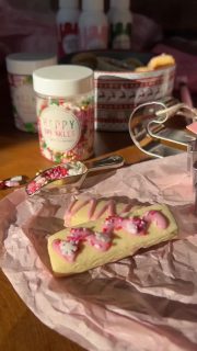 Weihnachts-Gewinnspiel mit @happysprinkles_ [ANZEIGE] 🎄✨

Ich starte offiziell die Weihnachtszeit auf meinem Profil und @happysprinkles_ und ich haben gleich zum Auftakt eine passende Überraschung für euch: ein richtig festliches Gewinnspiel! 🎅💖

Was gibt’s zu gewinnen?

Ein prall gefülltes Weihnachtspaket mit vielen Lieblingsprodukten für eure Plätzchen, Torten und kleinen Adventsprojekte:

✨ 5 Streuselmixe: Santa’s Favorite | Jingle Joy | Christmas Morning | Candyland | Gold Metallic Choco M

🍫 3 Happy Drips:  Cherry Red | Soft Rose | Forest Green

🍪 2 Keksausstecher: Zuckerstange | Tannenbaum

🖊️ Sprinkle Pen

🎄 Silikonform „All kinds of Xmas”

So machst du mit:

1️⃣ Folge @peachstyles und @happysprinkles_
2️⃣ Like diesen Beitrag
3️⃣ Schreib in die Kommentare, was du in der Weihnachtszeit backen möchtest ✨🎂

Ich freue mich natürlich, wenn du das Gewinnspiel in deiner Story teilst oder jemanden markierst, der sich über etwas Selbstgebackenes freuen würde.

In den kommenden Wochen versorge ich euch hier mit ein paar kleinen Weihnachtsrezepten und natürlich kommen die hübschen Streusel dabei auch zum Einsatz.

Und falls ihr nicht warten wollt:

Mit PEACHSTYLES spart ihr 15 Prozent bei Happy Sprinkles. 💖

Teilnahmebedingungen:
✅ Teilnahme bis zum 16.11.2025 um 23:59 Uhr
✅ Teilnahme ab 18 Jahren
✅ Teilnahme aus Deutschland, Österreich oder der Schweiz
❌ Keine Verbindung zu Instagram; das Gewinnspiel wird nicht von Instagram gesponsert oder organisiert

Viel Glück und eine schöne Vorweihnachtszeit! 🍀🎄✨