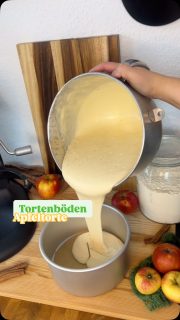 REZEPT: Apfel-Wunderkuchen 🍏

Das Wunderkuchen-Rezept ist euch bestimmt schon bekannt. Für meine letzte Apfeltorte zum habe ich es mit trüben Apfelsaft gemacht. Das macht die Böden richtig saftig und gibt ihnen ein leicht fruchtiges Aroma. 🍏

👉 Zutaten:

4 Eier
150 g Zucker
1 Prise Salz
Tonkabohnenzucker (oder Vanillezucker)
300 g Mehl
1  Päckchen Backpulver
200 ml Öl (z. B. Sonnenblumenöl)
200 ml Apfelsaft (am liebsten naturtrüb 🍏)

So wird’s gemacht:

1️⃣ Eier mit Zucker, Salz und Tonkabohnenzucker 10 Minuten richtig cremig aufschlagen, das ist super wichtig, damit die Böden schön luftig werden.

2️⃣ Mehl und Backpulver mischen und auch Öl und Apfelsaft bereits zusammenfügen.

3️⃣ Die trocken Zutaten über die Eiermasse sieben und abwechselnd mit den flüssigen Zutaten unterheben, bis ein glatter Teig entsteht.

4️⃣ In eine 20 cm Form füllen und bei 180 °C O/U ca. 60 Minuten backen. Stäbchenprobe nicht vergessen.

💡 Tipps für perfekte Böden:

Ich liebe meine Aluminium Formen, denn darin backen die Böden richtig gut! Wichtig ist bei diesen Formen nur, dass du den Boden mit Backpapier auslegst, damit sich der Kuchen später gut lösen lässt.

Wenn dein Boden oft mit einem „Huckel“ backt, liegt das meist an ungleichmäßiger Hitzeverteilung: außen schon fest, innen noch roh und später hebt sich dann die Mitte.

Dagegen hilft: Backnagel oder Backgürtel!

Ich nutze gerne einen Backnagel direkt in der Mitte des Backpapiers und schlage die Form in einen angefeuchteten Backgürtel ein. So verteilt sich die Hitze gleichmäßiger, und der Kuchen geht schön eben auf.

💡 Mein Tipp: Du kannst den Backgürtel auch ganz einfach selbst machen: aus nasser Küchenrolle und Alufolie. So bleibt der Rand kühler und der Boden wird gleichmäßig gebacken.

Und so einfach bekommst du richtig schöne, gerade Böden, musst später nichts abschneiden und hast die perfekte Basis für deine Torte! ✨

Viel Spaß beim nachmachen! 🥰

Eure Lydia – @peachstyles 🍑 

#apfelkuchen #wunderkuchen #apfelwunderkuchen #tortenboden #backtipps #backenmitliebe #tortenliebe #foodcreator #backrezept #peachstyles