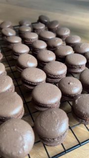Macaron-Tipps für Anfänger – die Checkliste, die wirklich hilft 🤎

Macarons scheitern selten am Rezept, sondern fast immer am Verständnis. Wenn du weißt, warum du etwas tust, werden sie plötzlich berechenbar.

Hier ist meine persönliche Checkliste mit den wichtigsten Basics, die den Unterschied machen:

✔️ Schüssel absolut fettfrei halten
→ Eiweiß wird nur stabil, wenn absolut kein Fett im Spiel ist. Schon kleinste Rückstände verhindern, dass sich Volumen aufbaut. Deshalb wische ich meine Metall- oder Glasschüssel immer mit Zitronensaft aus und meide Plastikschüssel, da setzen sich Fette leichter fest.

✔️ Eiweiß sauber trennen
Kein Eigelb darf ins Eiweiß gelangen. Eigelb enthält Fett und genau das killt dir die Meringue.

✔️ Eiweiß & Zucker leicht erwärmen + Prise Salz
Beim Erwärmen (ca. 40–45 Grad) löst sich der Zucker vollständig. Das sorgt für eine feinere, stabilere Meringue. Salz hilft, die Eiweißstruktur zu stabilisieren. Kein Muss, aber ein kleiner Trick mit Wirkung.

✔️ Mandeln & Puderzucker fein sieben
Je feiner das Pulver, desto glatter die Oberfläche. Wenn du mixt, dann kurz und vorsichtig. Zu langes Mixen setzt Fett frei und das zerstört dir die Konsistenz.

✔️ Macaronage verstehen, nicht einfach rühren
Das Unterheben ist der kritischste Schritt. Du arbeitest Luft kontrolliert wieder heraus. Ziel ist eine zähfließende, glänzende Masse. Zu fest = rissig. Zu flüssig = läuft auseinander. Die Masse sollte langsam vom Spatel fließen und sich wie ein Band legen.

✔️ Geduld haben
Nach dem Backen komplett auskühlen lassen. Danach füllen und am besten über Nacht im Kühlschrank durchziehen lassen. Dann sind sie innen perfekt weich.

Wenn du das verinnerlichst, brauchst du kein Glück mehr, sondern hast Kontrolle über den Prozess.

Schaut gerne wieder vorbei für mehr! 🤎

Eure Lydia - @peachstyles 🍑 

#macarons #backtipps #bakinglove #patisserie #backenlernen